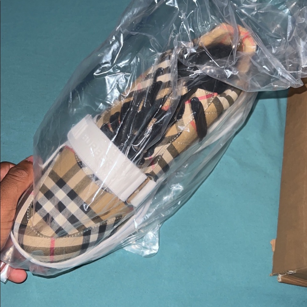 Burberry Regis Vintage check runaway sneakers. Size 9 in men. - Picture 2 of 4